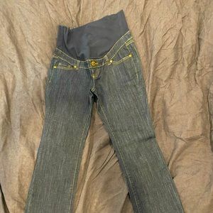 NWOT Thyme maternity straight leg jeans. Sz small.